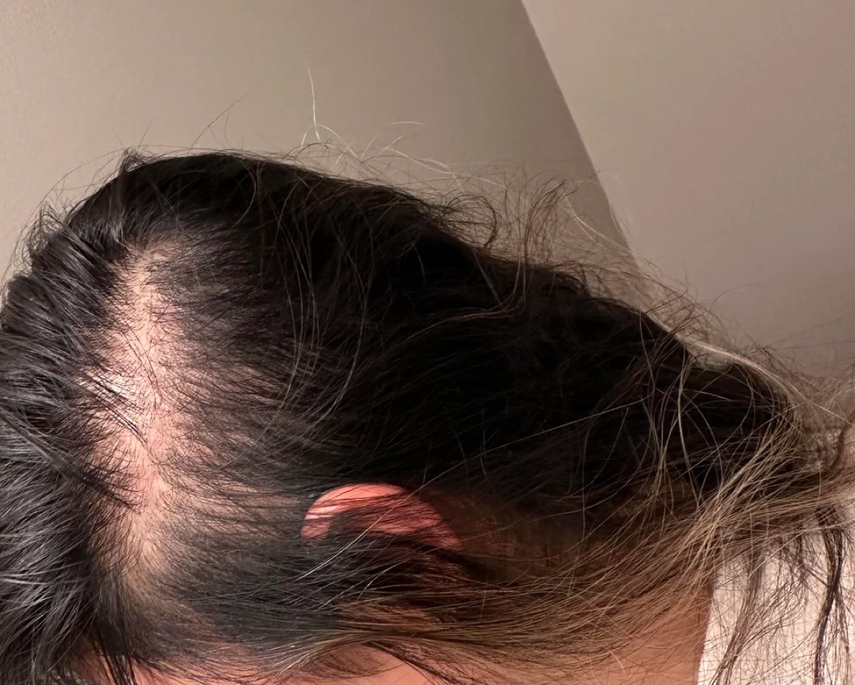 Femme qui regarde ses cheveux